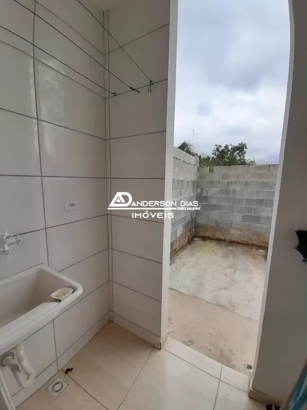 Casa com 2 dormitórios para aluguel definitivo,  por R$ 1.550 - Balneário Golfinhos - Caraguatatuba/SP.